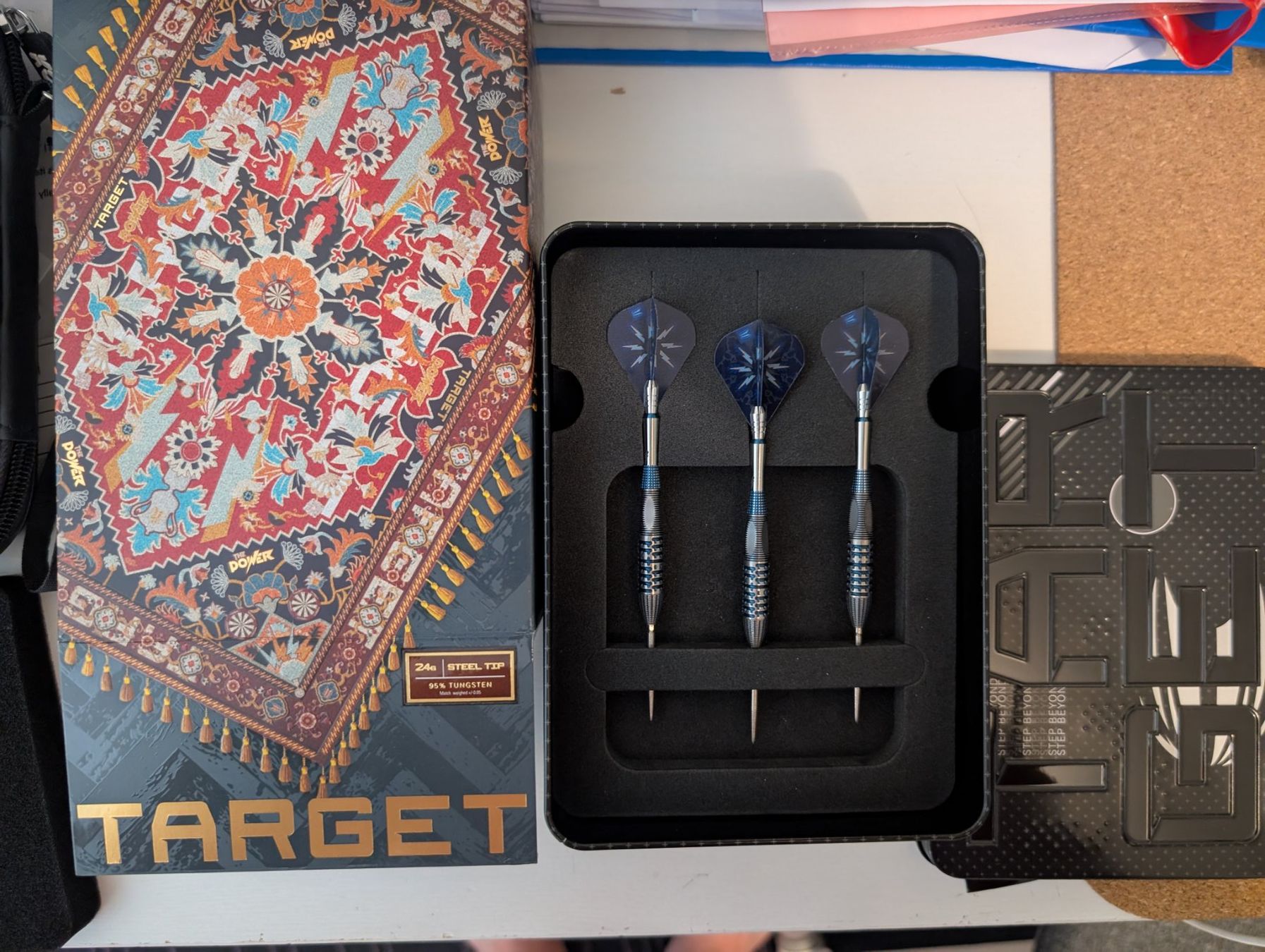 Jeux de fléchettes: Phil Taylor, 24g Darts Target – Neuf (Voir description) à Sursee par hab_zz8x