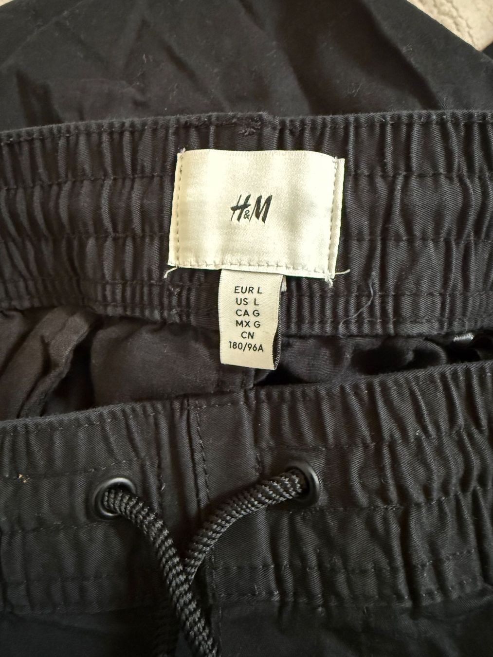 H&M Pantaloni: Pantalon cargo H&M noir, taille L – Usato da Erlach venduto da migdep985 2