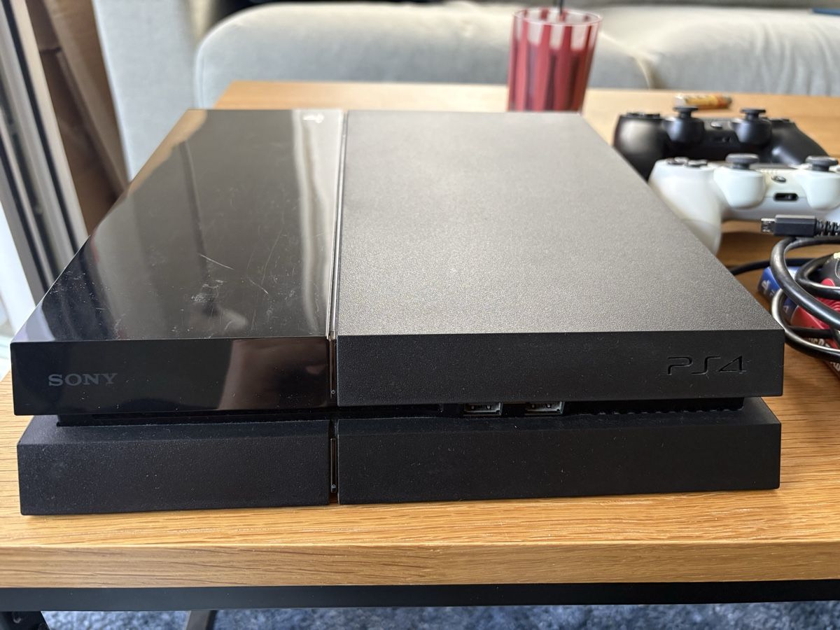 Sony Console: Playstation 4 inkl. 2 Controller & Red Dead Redemption 2 – Usato da Rapperswil SG venduto da ricsam123 1