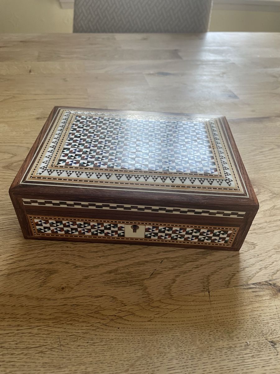 Coffres: Schöne Holzbox mit Mosaik – D'occasion à Flawil par Naphtali