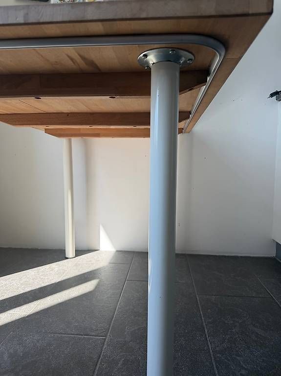 Tische: Stabiler Küchentisch mit Holzplatte – Gebraucht aus Bern von kat_5c62 2