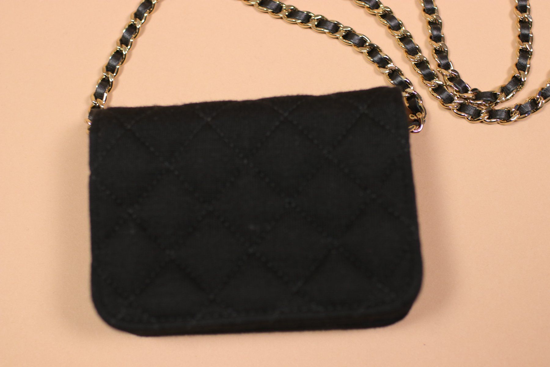 Chanel Borse da donna: 2000s CHANEL Mini Flap Bag - Black & Red Canvas – Usato da Hombrechtikon venduto da BAZ-Vintage 7