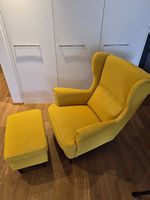 Gelber Sessel mit Hocker