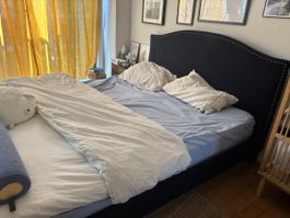 Blaues Bettgestell ohne Matratze 