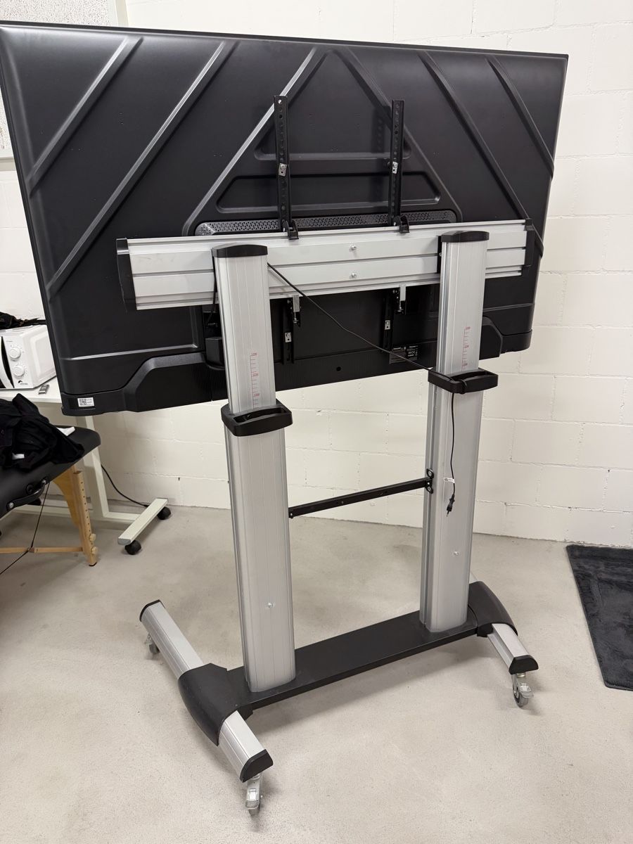 Supporti a parete: Mobiler TV-Ständer / Fernsehhalter rollbar – Usato da Uster venduto da Lirimazemi