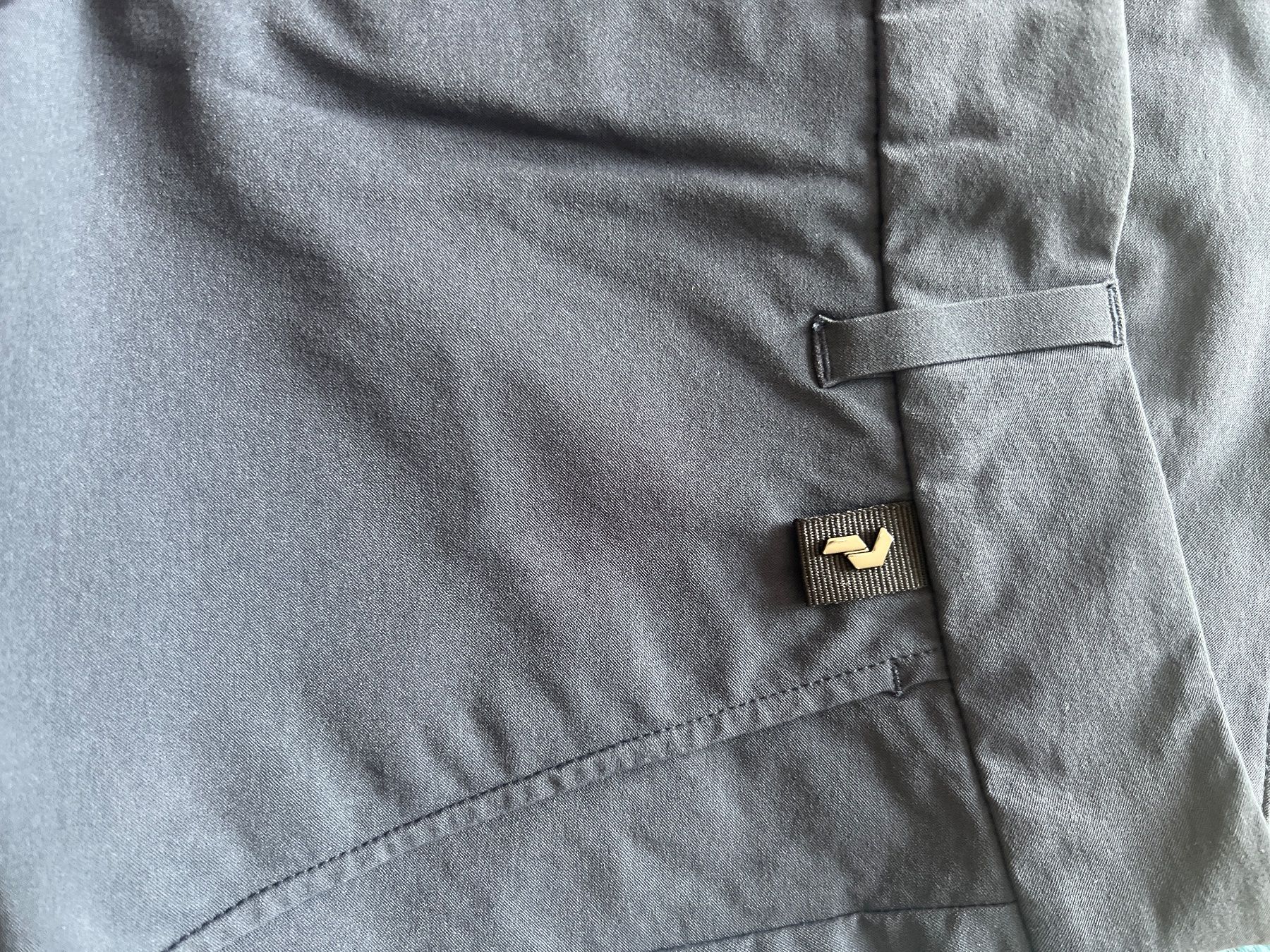 Peak Performance Hosen: Peak Performance Illusion Shorts Damen Gr. 31 dunkelblau – Gebraucht aus Winterthur von britsi 1