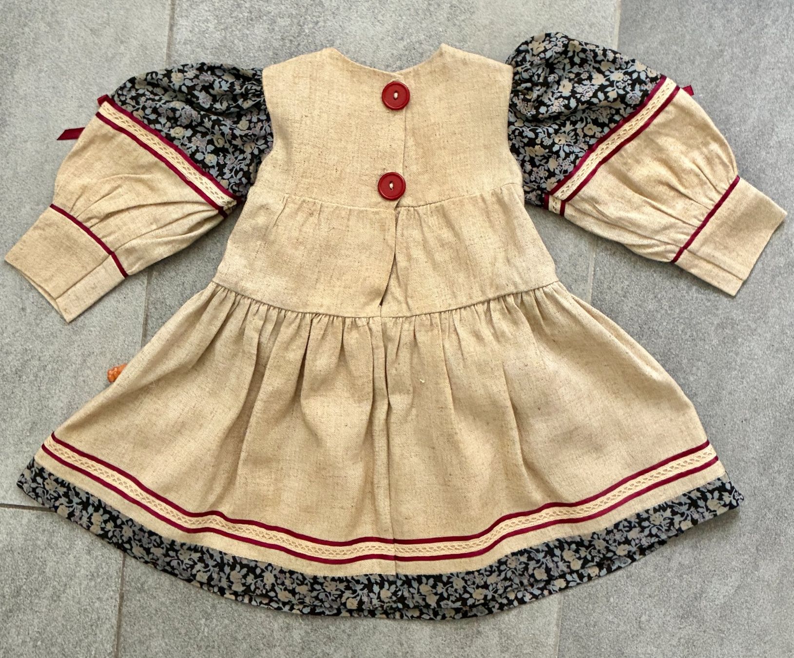 Bambole: Vintage Bären-Puppenkleid mit Strohhut – Usato da Kloten venduto da Nephty 2