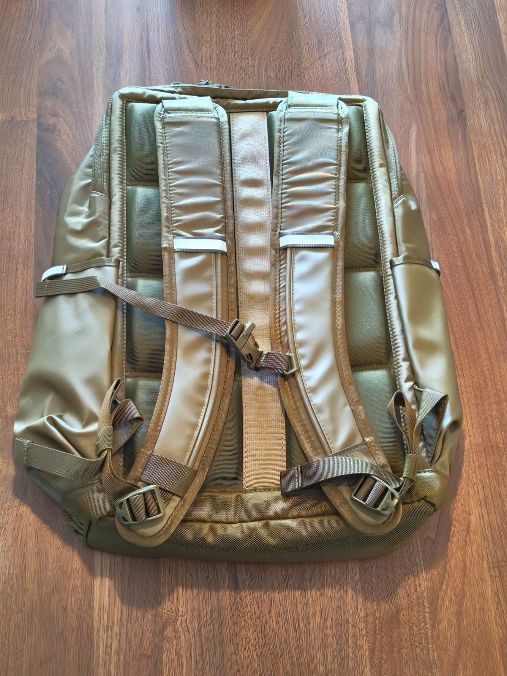 North Face Zaini: The North Face Base Camp Daypack / Oliv – Nuovo e nell'imballaggio originale da Schönenwerd venduto da leo_w99f 1
