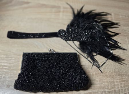 Bandeau et pochette ornés de perles et plumes noirs