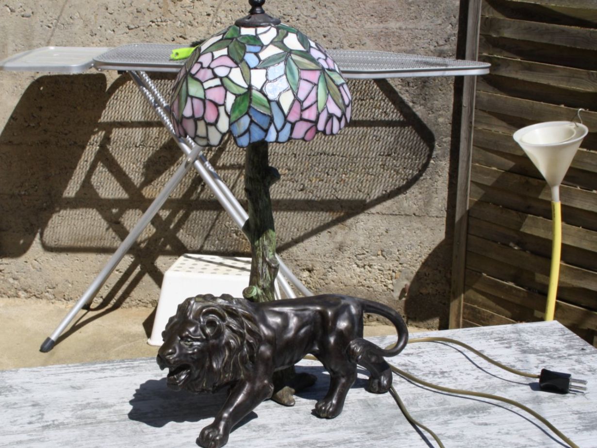 Lampen: LAMPE MIT LÖWENFIGUR TIFFANY STIL VINTAGE – Gebraucht aus Wauwil von Pneuedy