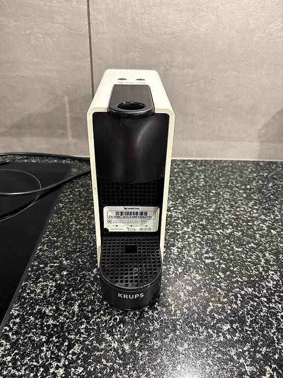 Nespresso Machines à café & Machines à expresso: Nespresso Kaffeemaschine mit Kapseln – D'occasion à Büttikon AG par ayl_2l5c