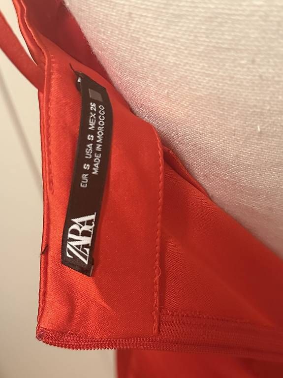 Zara Kleider: Zara Kleid XS 34 Satin rot mini – Gebraucht aus Küssnacht am Rigi von car_9p8w 1