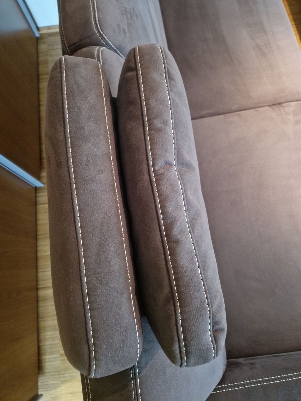 Divani: Gemütliche 3-Sitzer Couch ,Wildleder mit Relaxfunktion – Usato da Wittenbach venduto da garbis 2