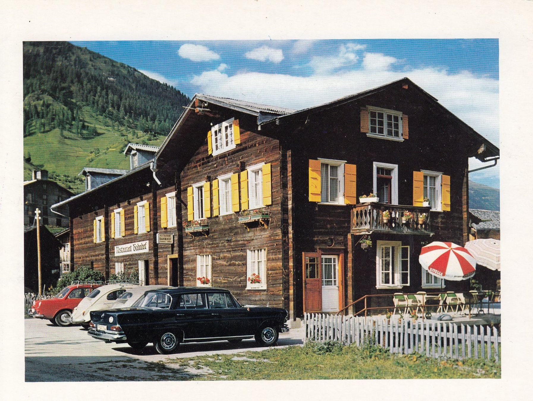 Cartoline postali: Reckingen   VS  -   Restaurant BAHNHOF  /  Autos – Usato da Brig venduto da Valcards54