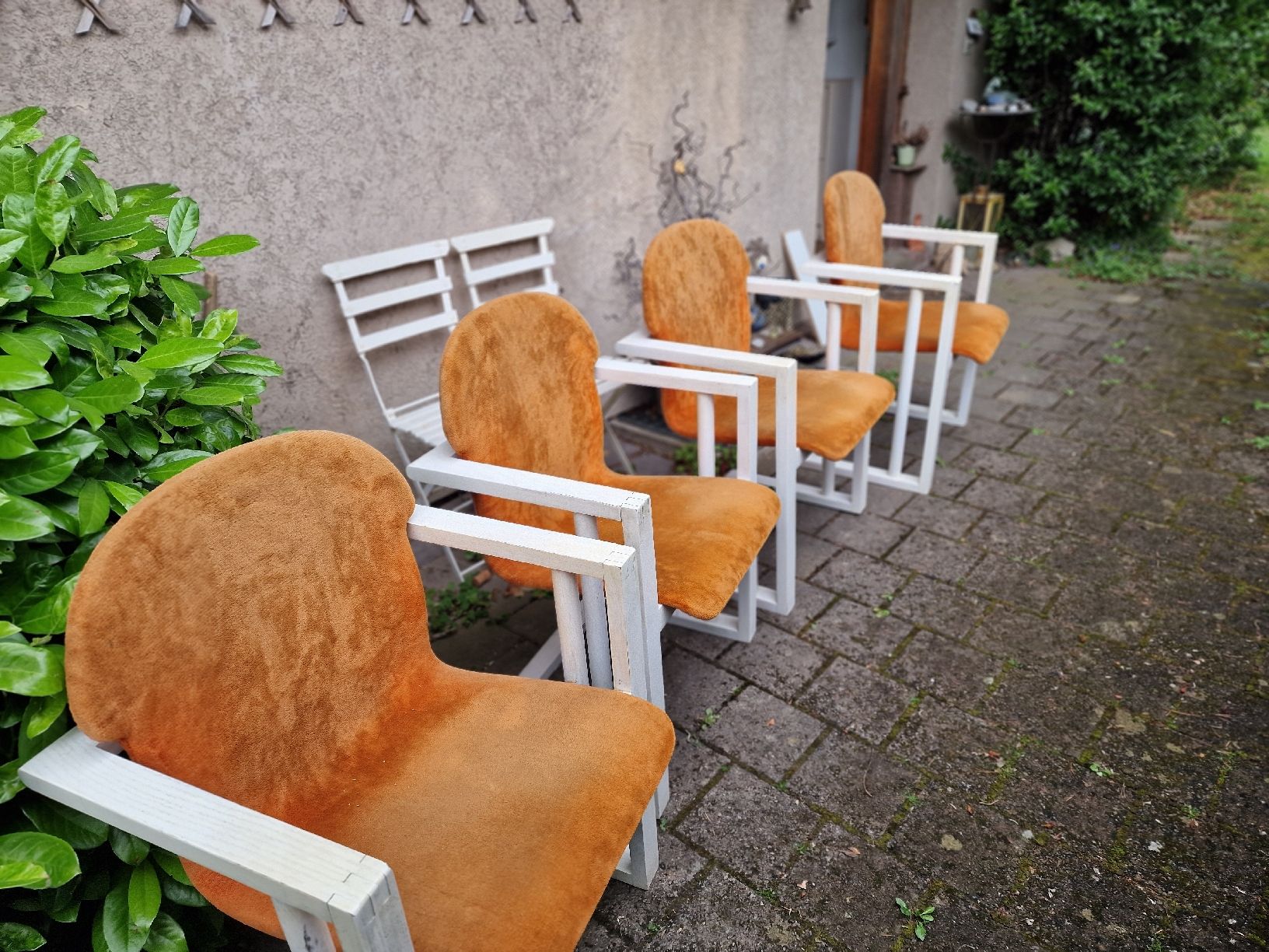 Sedie: Vintage Stühle mit orangefarbenem Bezug, Samtstoff – Usato da BERN venduto da Intarsia 1
