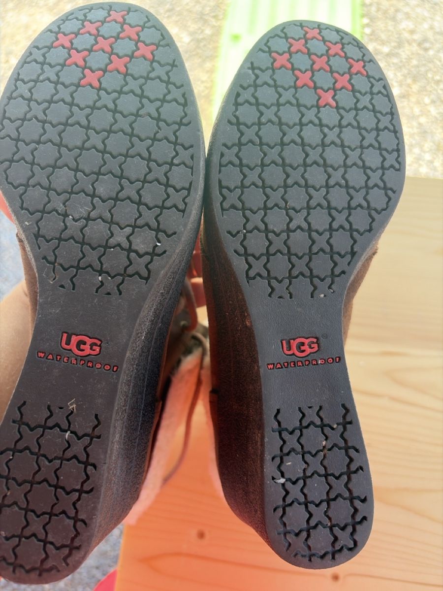 Ugg Chaussures femmes: UGG Winterschuhe mit Keilabsatz 39 – D'occasion à Au ZH par schneebi88 3