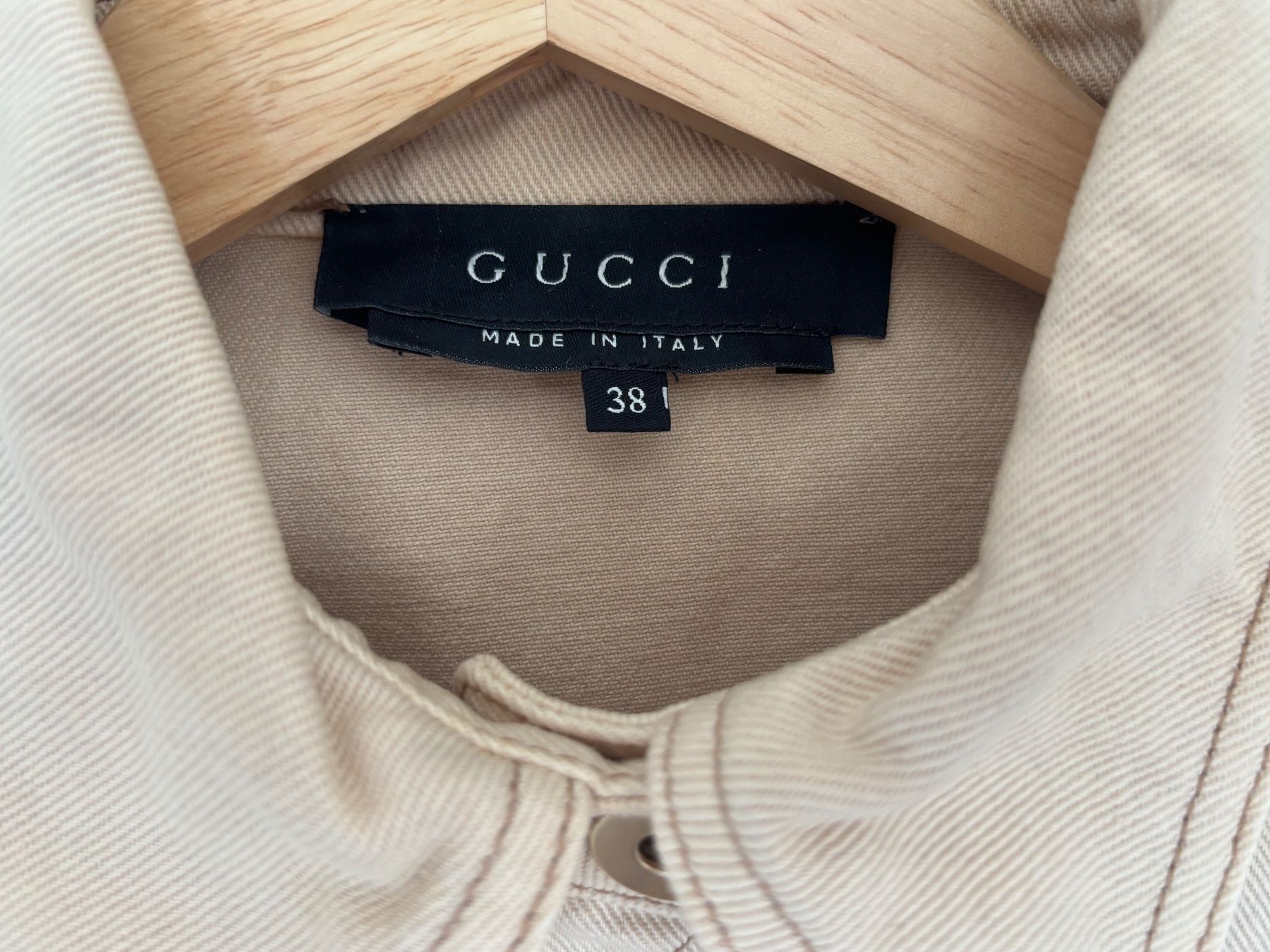 Gucci Vestes: Gucci Jeansjacke beige XS 34 – Neuf (Voir description) à Herrliberg par mayfi 8