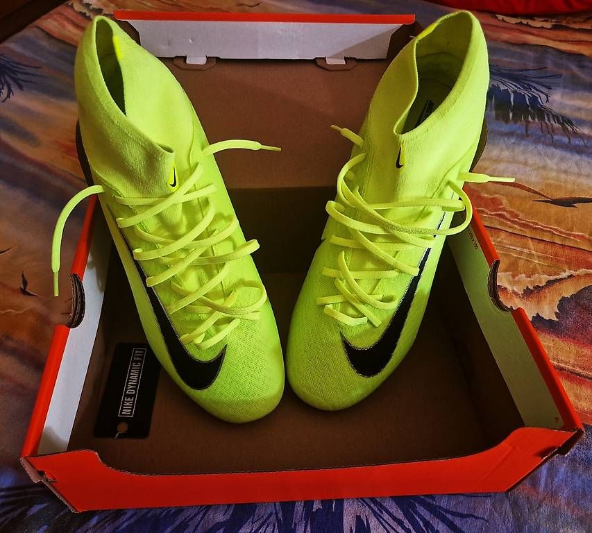 Nike Scarpe per ragazzi: Scarpe da calcio Nike giallo/nero – Nuovo e nell'imballaggio originale da Someo venduto da tania82