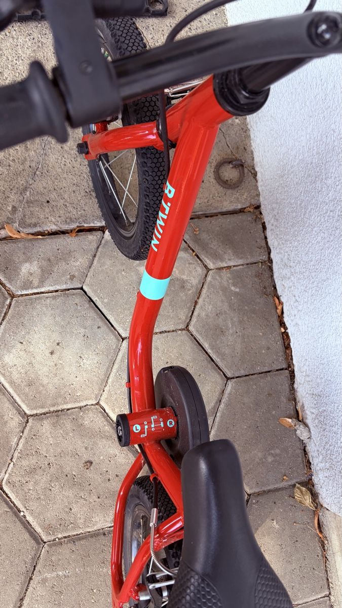 Decathlon Biciclette: Laufrad B'TWIN rot mit Pedalen – Usato da Winistorf venduto da Chlurli27 1