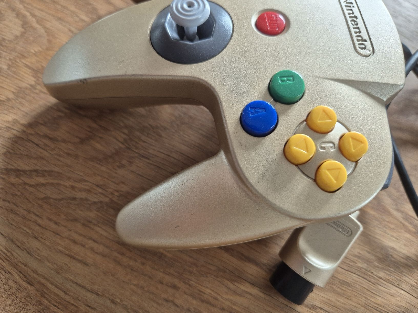 Nintendo Controller: N64 Controller Gold mit Steel n64 Bowl – Usato da Gümligen venduto da kurt2591989 2