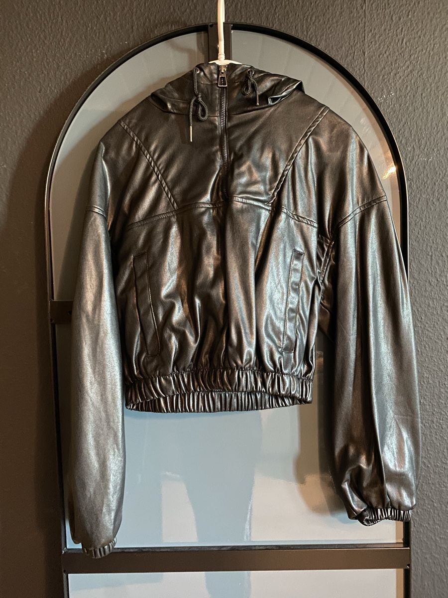 Maglioni & Felpe: Kunstleder Pullover mit Kapuze, neuwertig, Gr. XS – Nuovo (secondo la descrizione) da Sitterdorf venduto da SecondHandRe