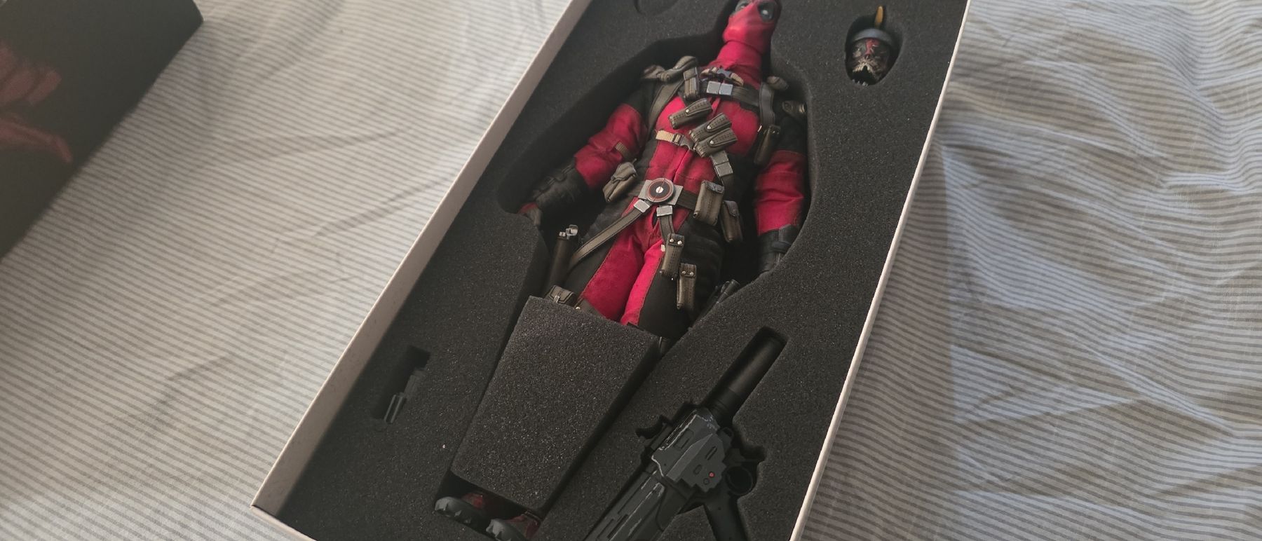 Marvel Figuren: Figurine Deadpool 1/6 (Marvel Comics) de Sideshow – Gebraucht aus Fribourg von Vctrll2330 4