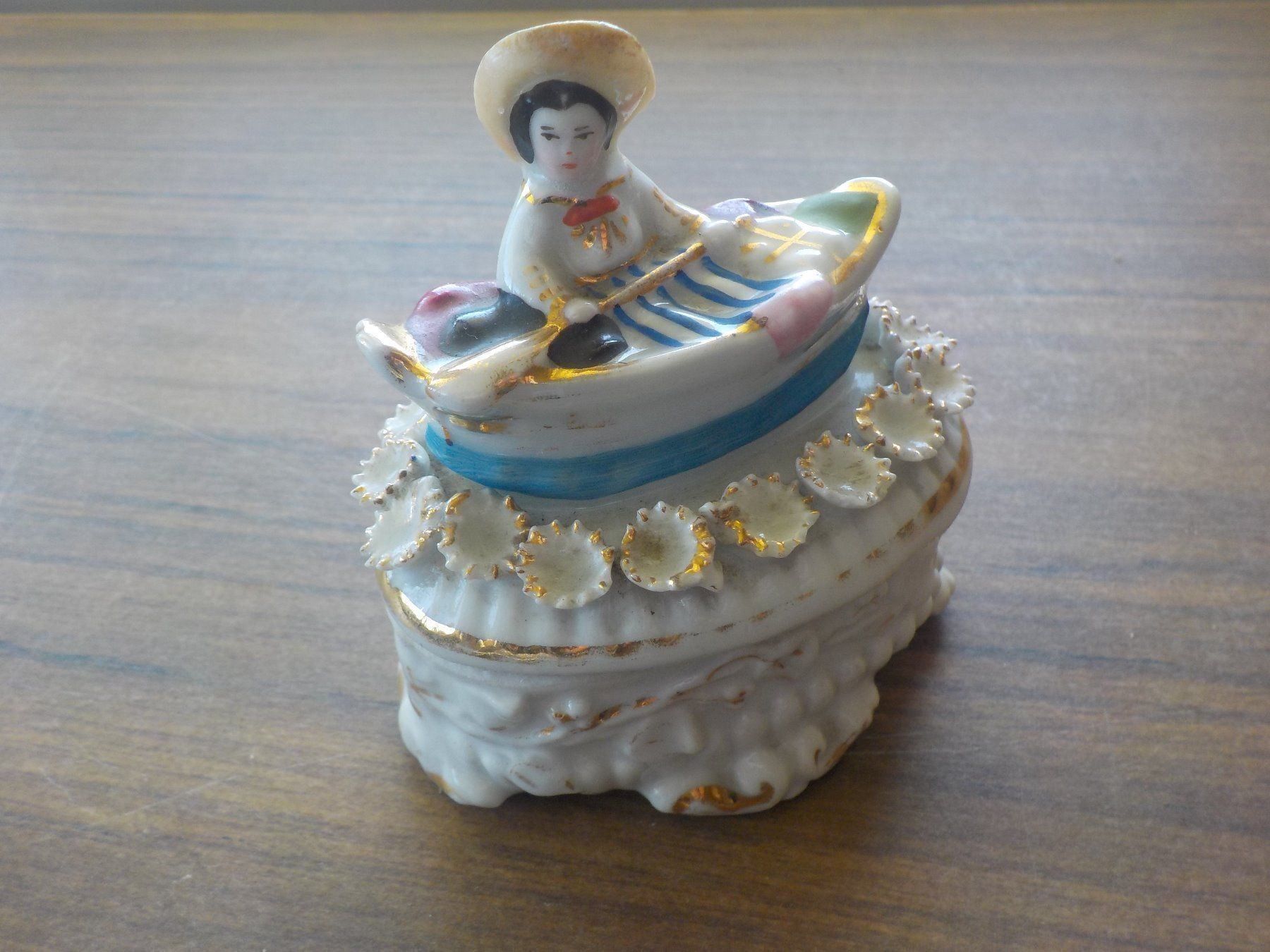 Statuette: Porzellanfigur Junge in Boot  Deckeldose 1900 – Usato da Mörschwil venduto da antiksalon 6