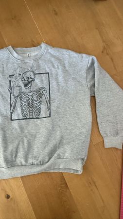 Pullover mit Skelett Motiv grau guter Zustand
