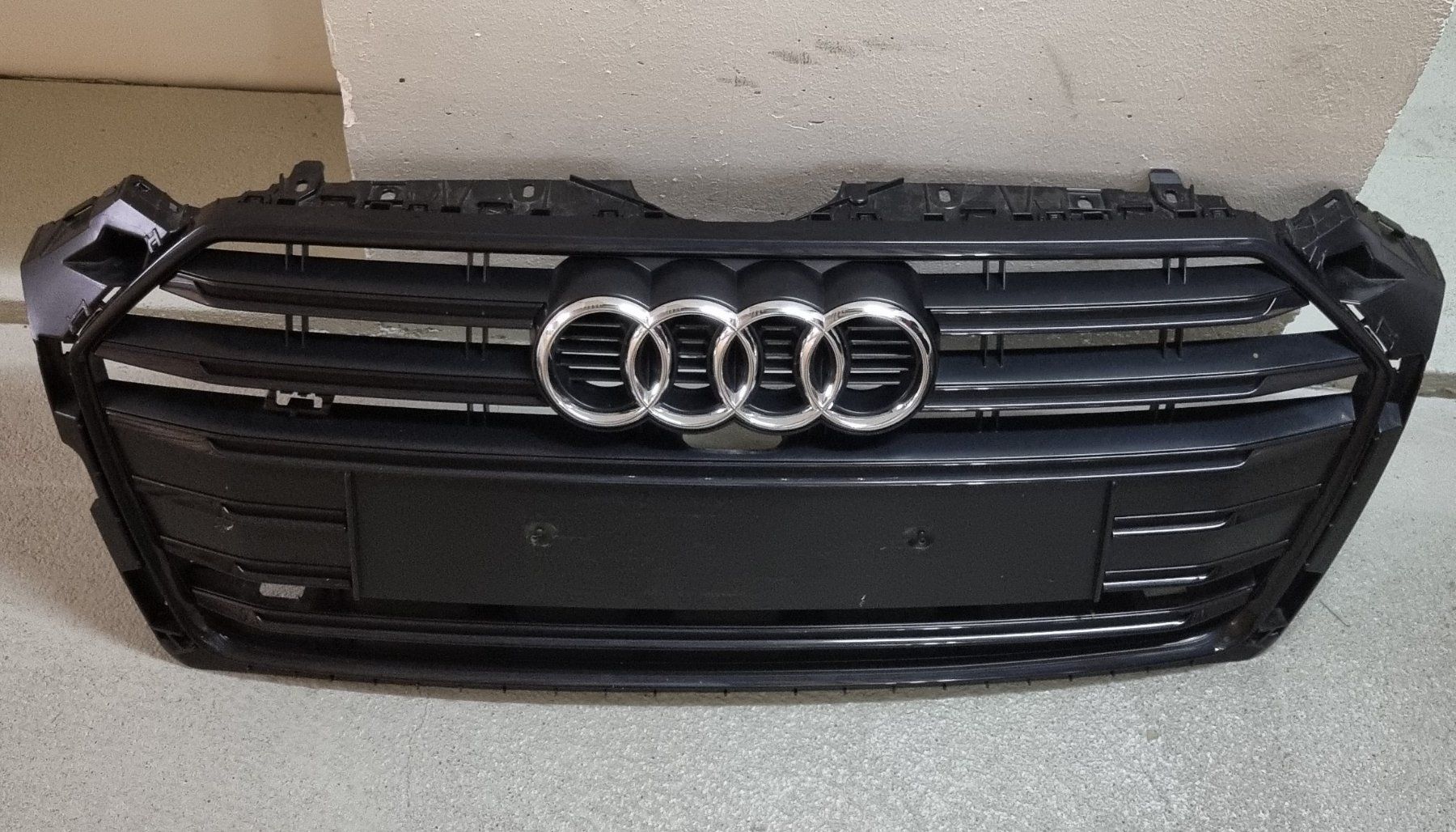 Audi Tutti pezzi di ricambio auto: Original Audi S5-A5 B9 Frontgrill – Usato da Nussbaumen AG venduto da Vrsac