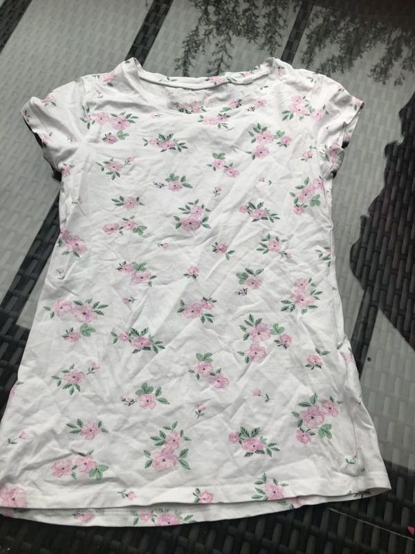 Blusen, T-Shirts & Tops: Mädchen T-Shirt mit Rosen S – Gebraucht aus Bergdietikon von antovale