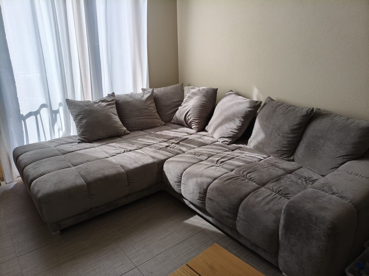 Divani: Ecksofa in Grau mit Kissen – Usato da Sursee venduto da nha00