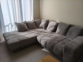 Ecksofa in Grau mit Kissen