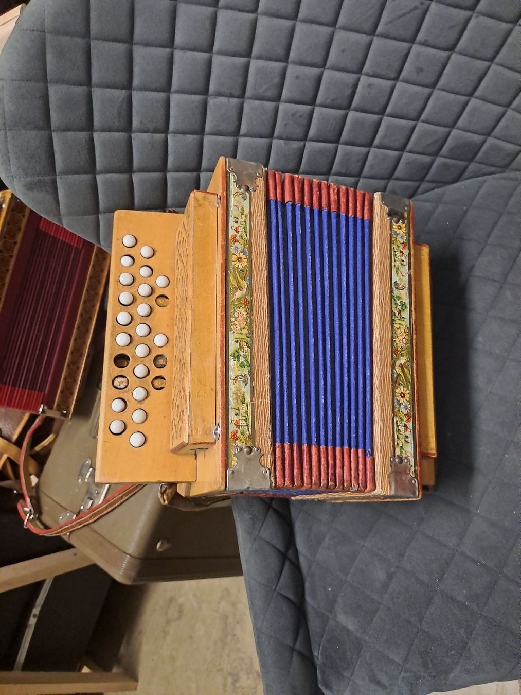 Strumenti musicali: schwyzerorgeli – Usato da Villeneuve venduto da BibiVintage