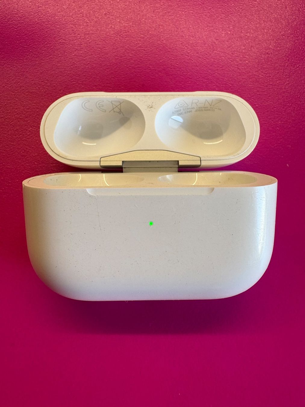 Apple Cuffie: Apple AirPods Pro 2 charging case (A2968). – Usato da Lausanne venduto da Zorrus77