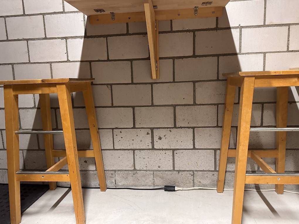 Set di tavolo e panche: Klapptisch und 2x Barstühle – Usato da Volketswil venduto da Airbus300 2