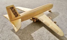 Airbus A 380 Holz Modell Grossraum Passagier Flugzeug UNIKAT