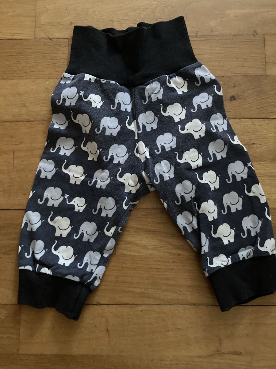 Pantaloni: Süsse Pumphose mit Elefantenmuster – Usato da Weinfelden venduto da sab_s5d9 1