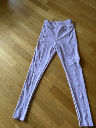 fliederfarbene Sportleggins