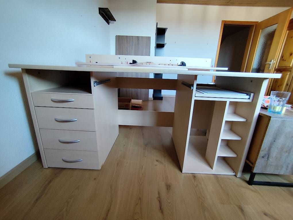 Schreibtische: Schöner Schreibtisch – Gebraucht aus Nussbaumen TG von ver_6mmy