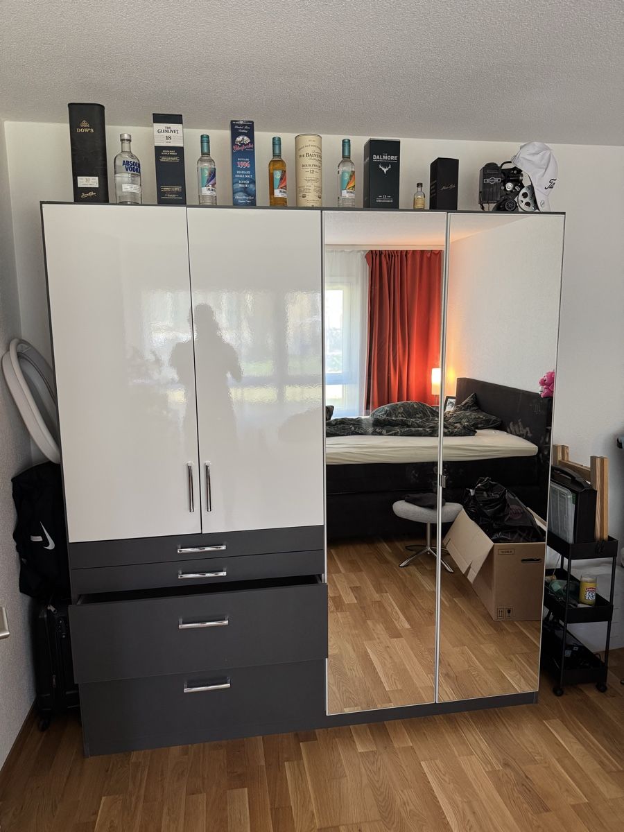 Armoires: Kleiderschrank – D'occasion à Bern par CheetahPaw