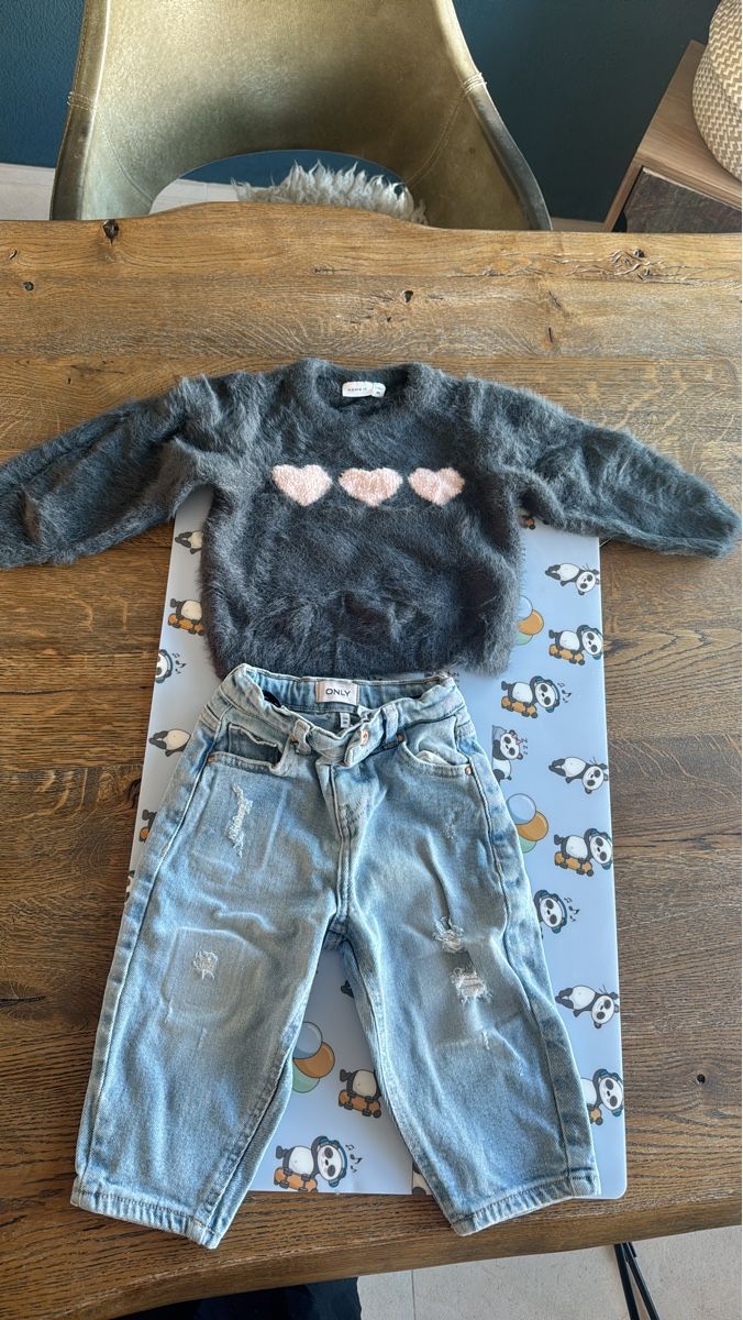 Lotti & Set di vestiti: Kinder Set Pullover und Jeans Grösse 86 neuwertig – Usato da Zug venduto da sil_82fx