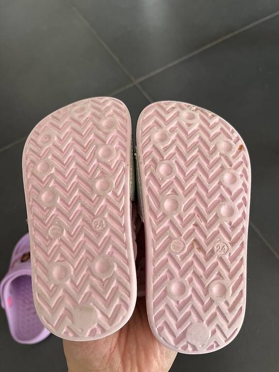 Scarpe per ragazze: Ciabatte mare bambina n. 22/23 viola e n. 24 rosa  – Usato da Genestrerio venduto da Ellyellys84 2