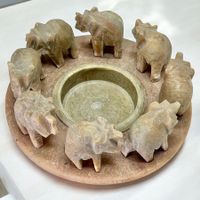 Bougeoir en stéatite sculptée avec figurines d'éléphants