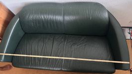 charaktervolles Vintage-Zweiersofa in dunkelgrünem Leder.