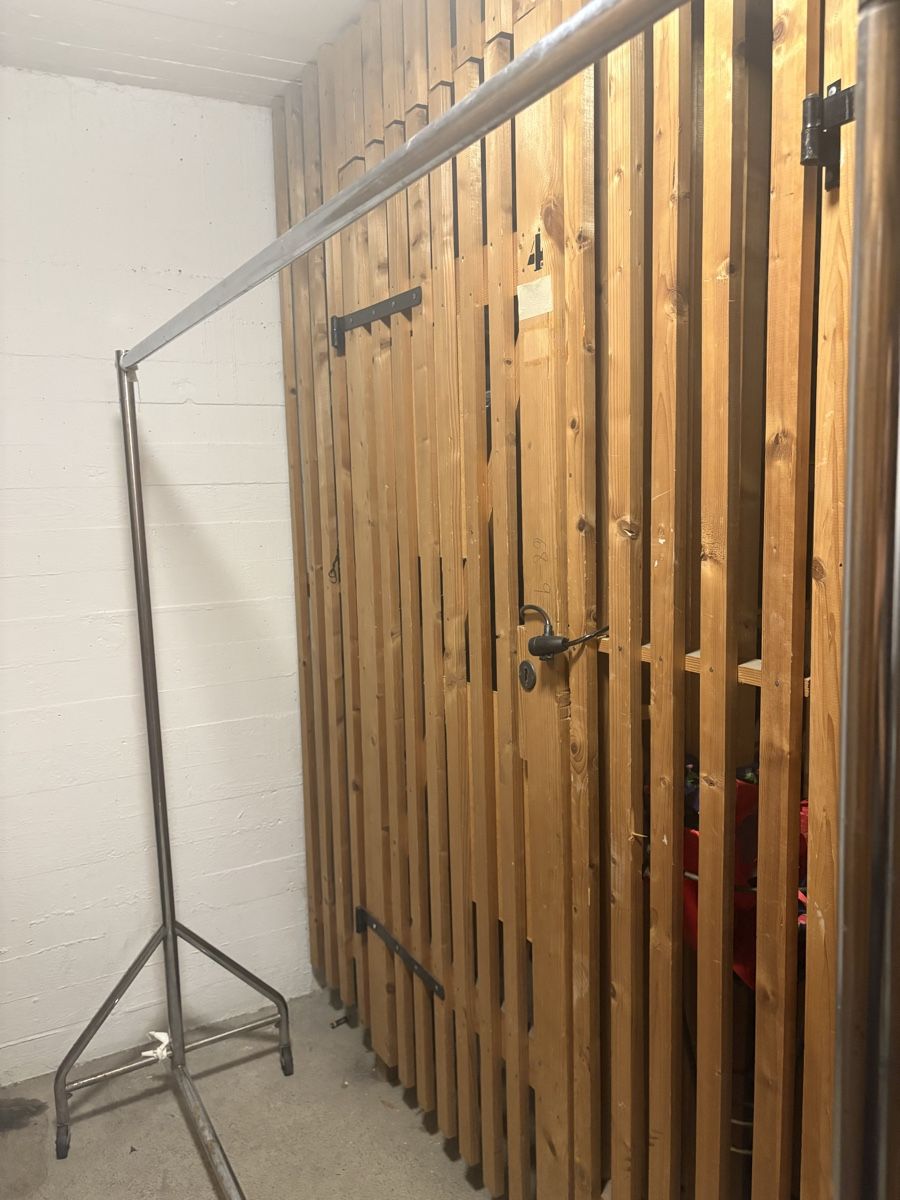 Sonstige Dekorationen & Accessoires: Kleiderständer Metall Rollbar mit Masseinteilung 175cm – Gebraucht aus Zürich von suo_c7fk 2