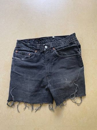 Kurze schwarze Jeanshose von Levis, Gr. 31
