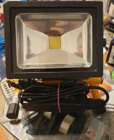 LED Reflektor mit starkem Akku Lithium und starken Charger