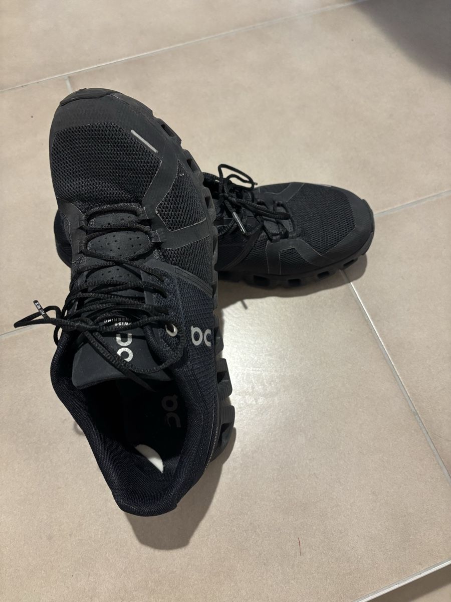 Scarpe da uomo: Chaussures de running ON noires, pointure 42,5 – Usato da Vuadens venduto da chris.ferreira 2