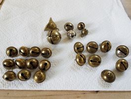 25 alte kleine Messing Glöckchen Schellen Glocken
