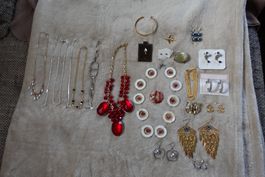 1 schönes 32 teiliges Modeschmuck Set
